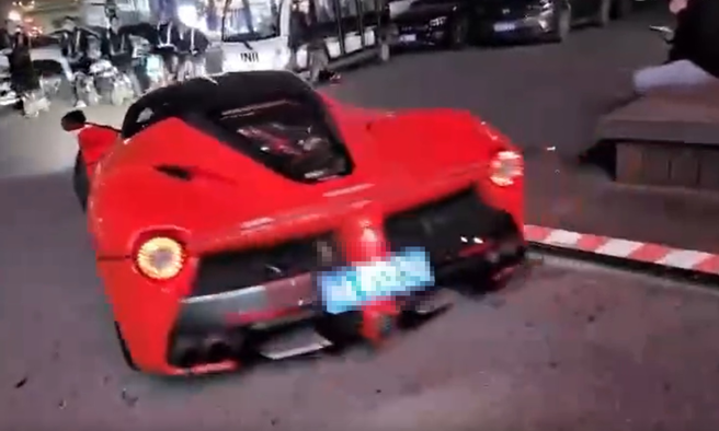 大陆网红开着破亿法拉利「马王」要载正妹去兜风，岂料，踩下油门3秒后却撞车。（翻摄自微博）