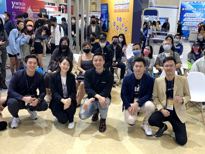 第一场论坛讲者Matrixport 商务总监 Ray Yen(右1）、红楼资本共同创办人Denny Yang(右2）、Amber Group私人财富经理人 YJ Yeh(中）、Steaker 行销长Tesia Lu, 怡星资讯总监Alan Fai 与观眾合影。（王怡心提供）