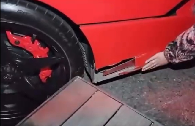 大陆网红开着破亿法拉利「马王」要载正妹去兜风，岂料，踩下油门3秒后却撞车。（翻摄自微博）