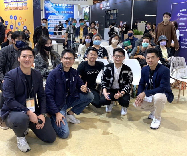 第二场论坛讲者合影与观眾合影，前排右起为红楼资本共同创办人Denny Yang、FST Network关系长Darren Goh、CoolBitX执行长Michael Ou、KryptoGO执行长Kordan Ou、怡星资讯总监Alan Fai。（王怡心提供）