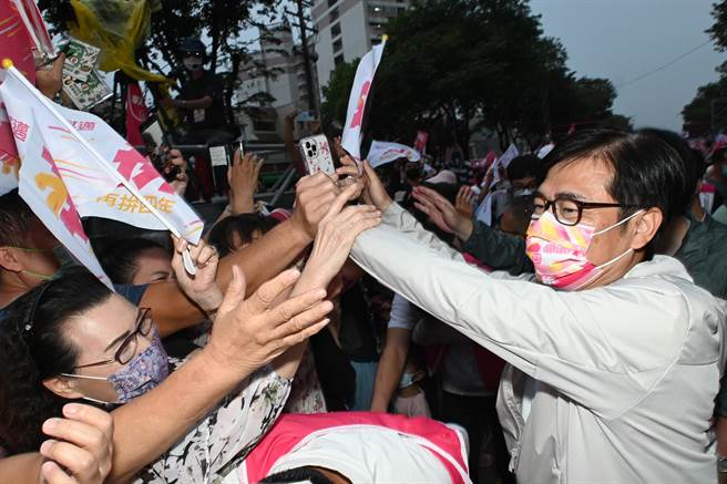 高雄市长陈其迈（右）30日到冈山出席造势活动，在大进场时与民眾互动。（林瑞益摄）