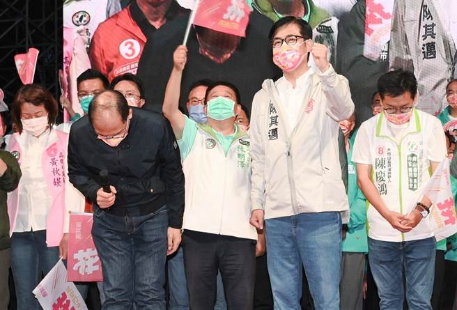 高雄市长陈其迈（右）30日到冈山出席造势活动，立法院长游锡堃（左）到场相挺，他鞠躬恳请民眾支持陈其迈连任。（林瑞益摄）