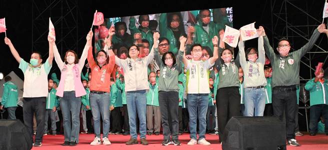 高雄市长陈其迈（左四）30日到冈山出席造势活动，他请民眾支持民进党提名的市议员候选人。（林瑞益摄）