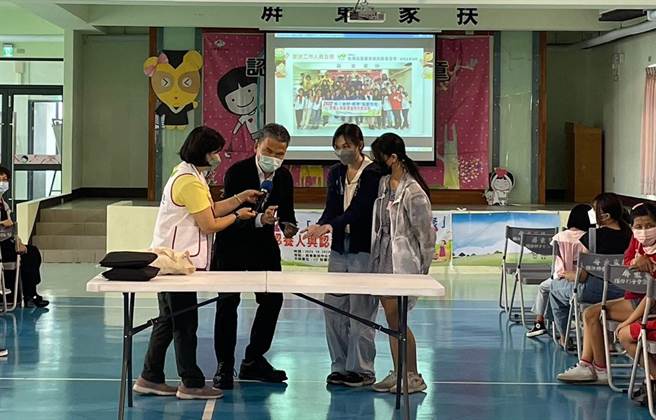 屏東家扶中心30日舉辦「來吧～屏東！為愛而聚」相見歡，齊聚全台各地近百名認養人透過活動傳達對認養童的關心，認養童也藉此機會感謝認養人。（屏東家扶中心提供／謝佳潾屏東傳真）