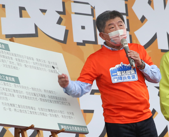 民进党台北市长候选人陈时中在电视辩论上，邀请国民党候选人蒋万安、无党籍候选人黄珊珊一起去看点影。（资料照／陈俊吉摄）