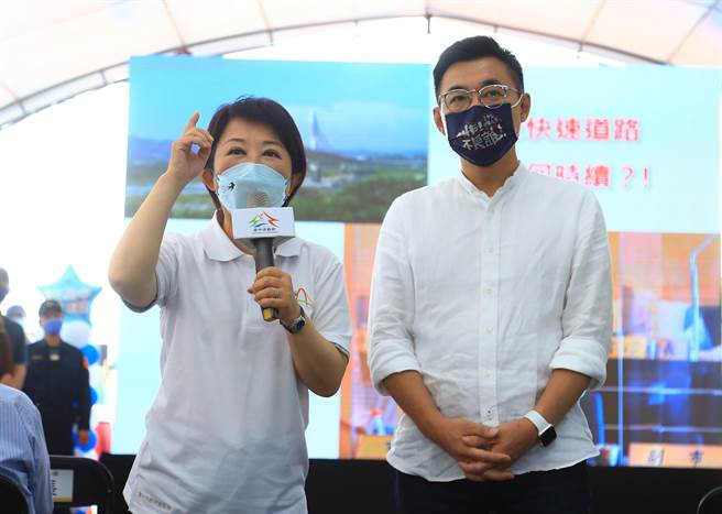 市长卢秀燕强调，这不只是一条生命救援线，也是一条经济道路，完工后将提供山城居民一条便捷安全回家的路。（陈世宗摄）