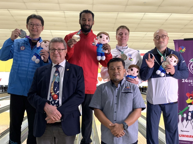 保龄球好手谢盛福（后左1）夺下第24届听奥保龄球男子盟主赛银牌。（体育署提供）