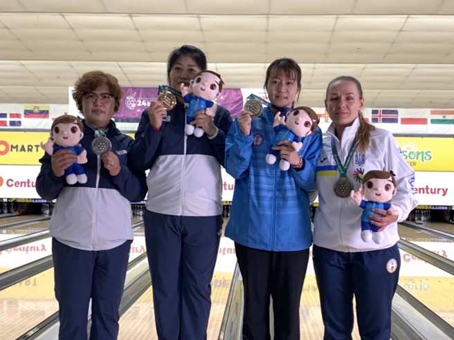 台湾保龄球女将林香孜（右2）夺下第24届听奥保龄球女子盟主赛铜牌。（体育署提供）