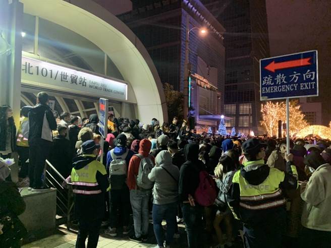 台北市政府跨年晚会吸引爆满人潮，每年警方都会协助加强疏散，避免踩踏意外。（警方提供）