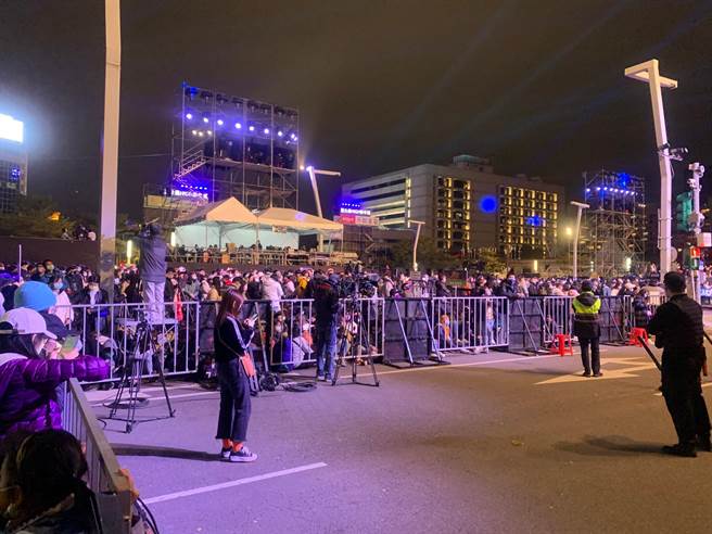 台北市政府跨年晚会吸引爆满人潮，每年警方都会协助加强疏散，避免踩踏意外。（警方提供）