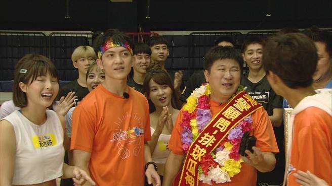 胡瓜（右）曾指點中原大學排球隊順利奪冠。（民視提供）