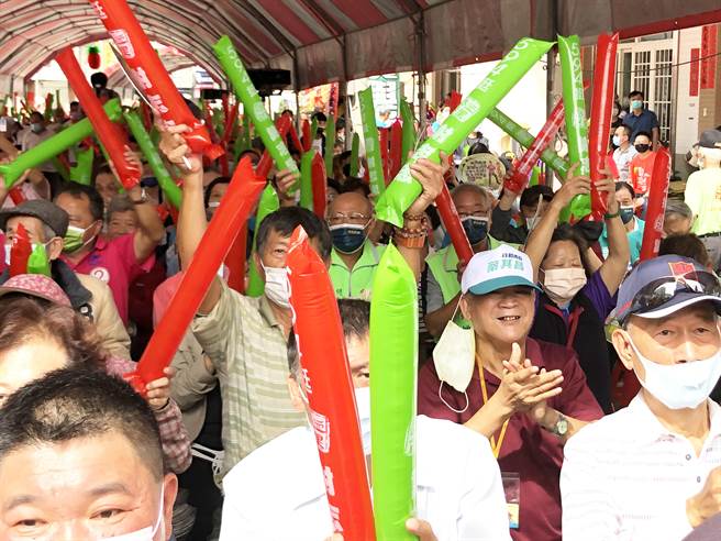 民进党台中市长候选人蔡其昌30日与市议员谢志忠在丰原成立联合竞选总部，现场支持者热情沸腾！（陈世宗摄）