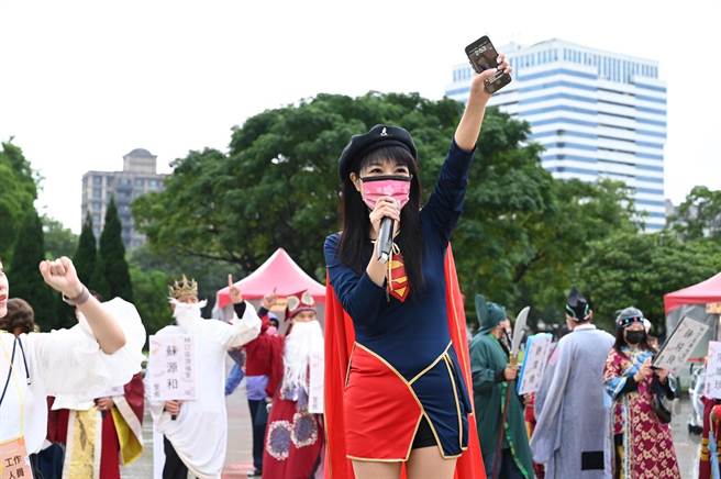 「林口阿姨」新北市議員蔡淑君30日舉辦萬聖節遊行活動，她突破性感極限，穿短裙露長腿扮成女超人，率領著4000多位裝扮各式各樣的英雄、動漫人物的大小朋友，一路遊街打招呼。(黃敬文翻攝)