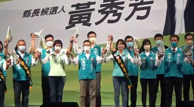 选战最后衝刺，民进党彰化县长候选人黄秀芳30日在社头举办大型造势活动，黄秀芳表示，细数政策，都是经过精算，每一项她都是说到做到。（吴敏菁摄）