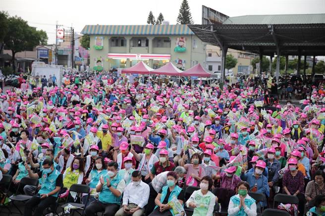 选战最后衝刺，民进党彰化县长候选人黄秀芳30日在社头举办大型造势活动。（吴敏菁摄）