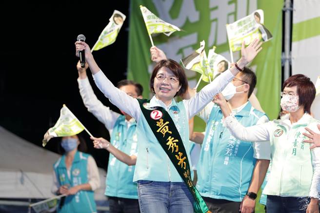 选战最后衝刺，民进党彰化县长候选人黄秀芳30日在社头举办大型造势活动，黄秀芳表示，细数政策，都是经过精算，每一项她都是说到做到。（吴敏菁摄）