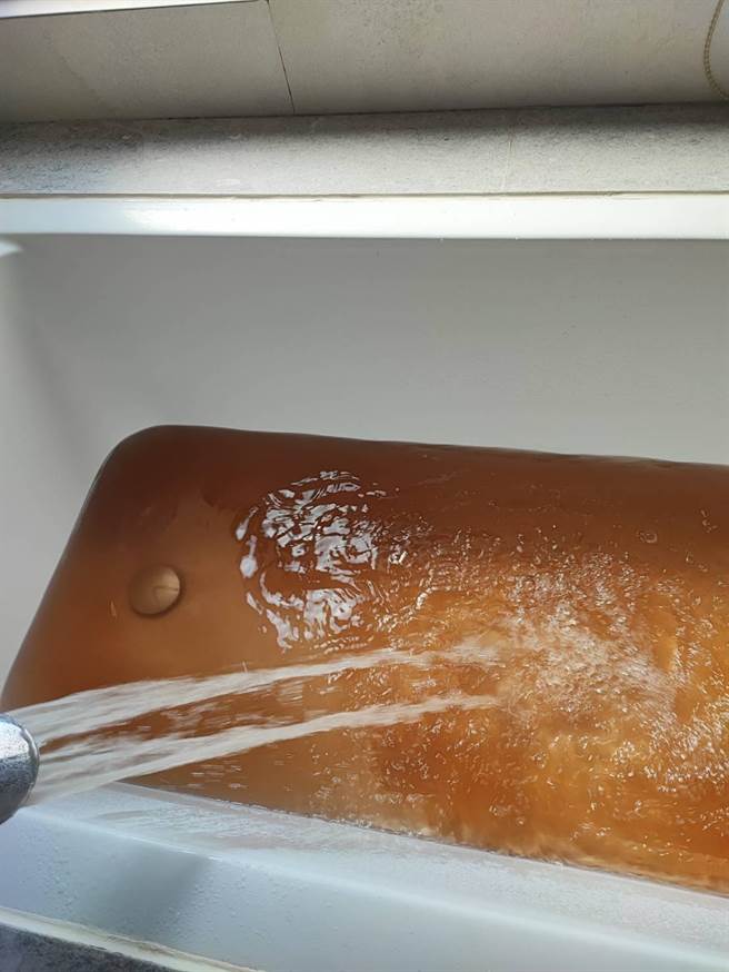 有大楼居民向台中市议员杨正中办公室反应从今年8月开始水质变差，洗水塔也没用。（杨正中提供／张亦惠台中传真）