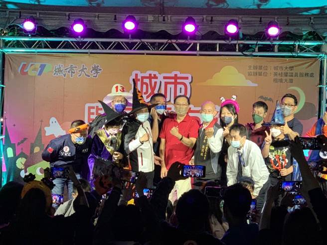 新北市三重区进安街的万圣节今年已迈入第8年了，除前2年因疫情关系停办外，今年再次于29日重新登场，并邀请新北市长侯友宜共襄盛举。(黄敬文翻摄)