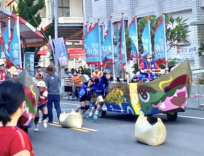 南投國姓搶成功推戰船競賽，社男組16強採PK賽。（民眾提供／楊靜茹南投傳真）