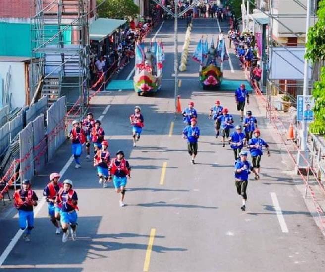 7名隊員推戰船抵達奪旗線後，每人離開戰船衝往城門。（民眾提供／楊靜茹南投傳真）