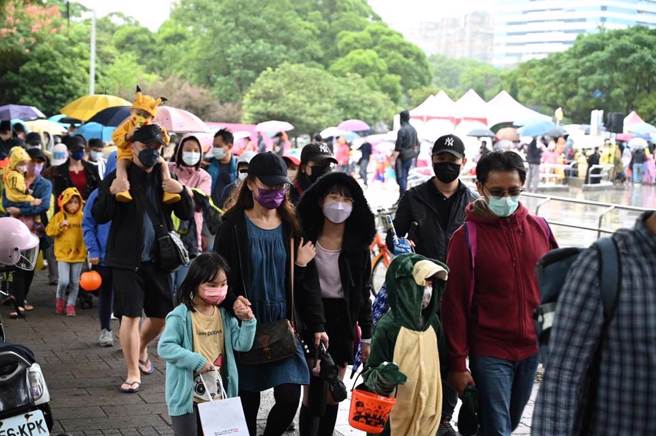 在「淑君阿姨」女超人的率領下，一排長長萬聖節遊行隊伍，從運動公園出發，經過19個商家「搗蛋要糖吃」。(黃敬文翻攝)