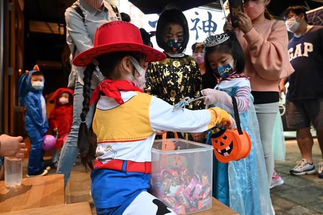 4000多位裝扮各式各樣的英雄、動漫人物的大小朋友，一路遊街打招呼，在街道上群魔亂舞，商家們趕緊拿出糖果喊投降。(黃敬文翻攝)