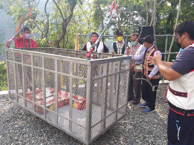 高雄市桃源区长谢英雄（右三）感谢高雄市政府架设流笼，预先设想碰到颱风时的运送物资问题。（原民会提供／林瑞益高雄传真）