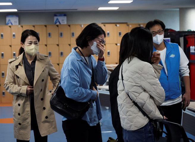 罹難者之一的19歲少女，出門前一句「媽給我錢」成遺言；圖為親屬聚集社區中心急著找人。(圖，非當事人/路透社)
