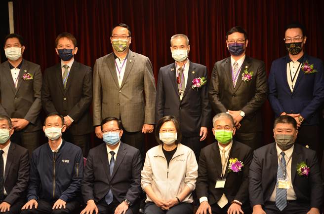 蔡英文总统今天晚上出席中华民国汽车商业同业公会全国联合会会员大会暨联欢晚会。（赖佑维摄）