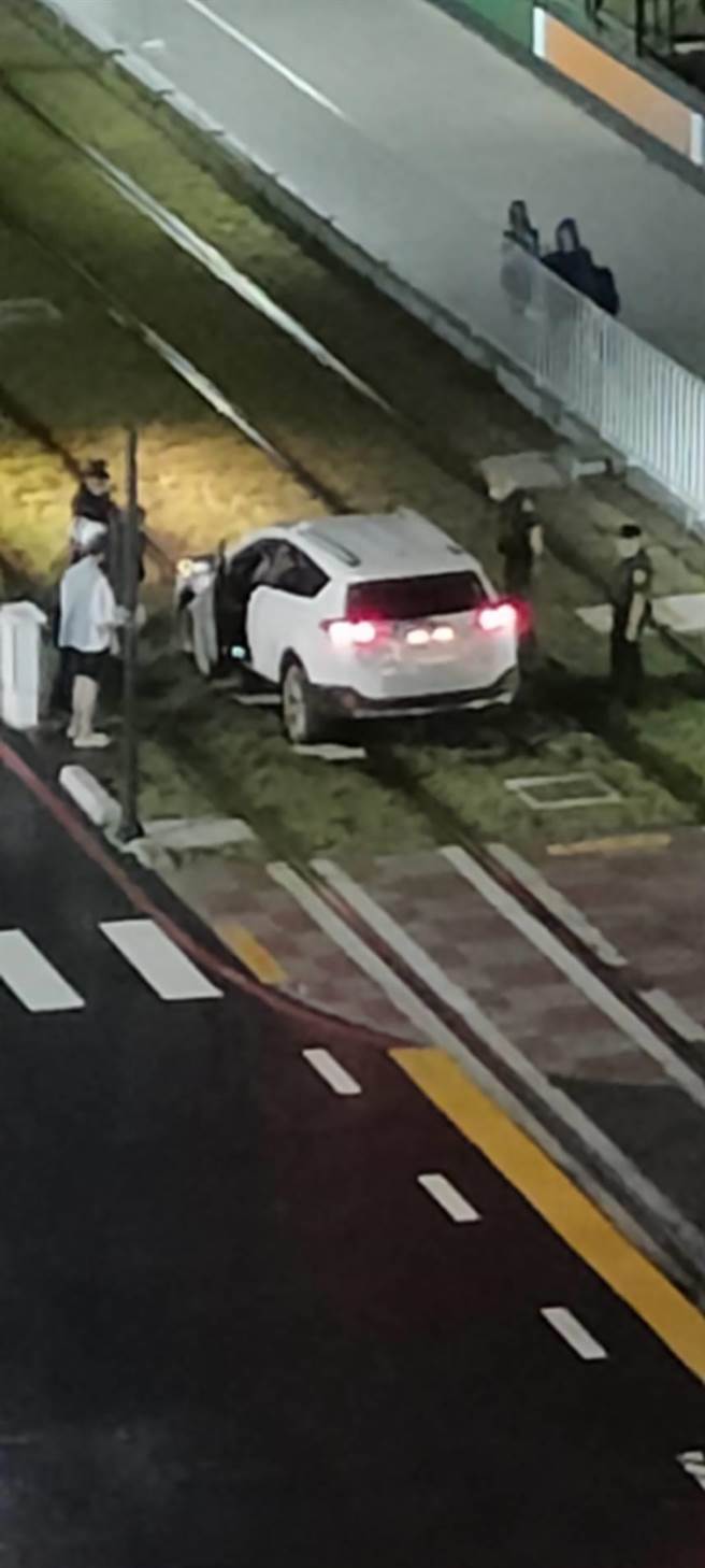 高雄今日晚间传出有民眾开车误入轻轨轨道，造成轻轨双向一度停驶。（翻摄照片／崔正纲高雄传真）