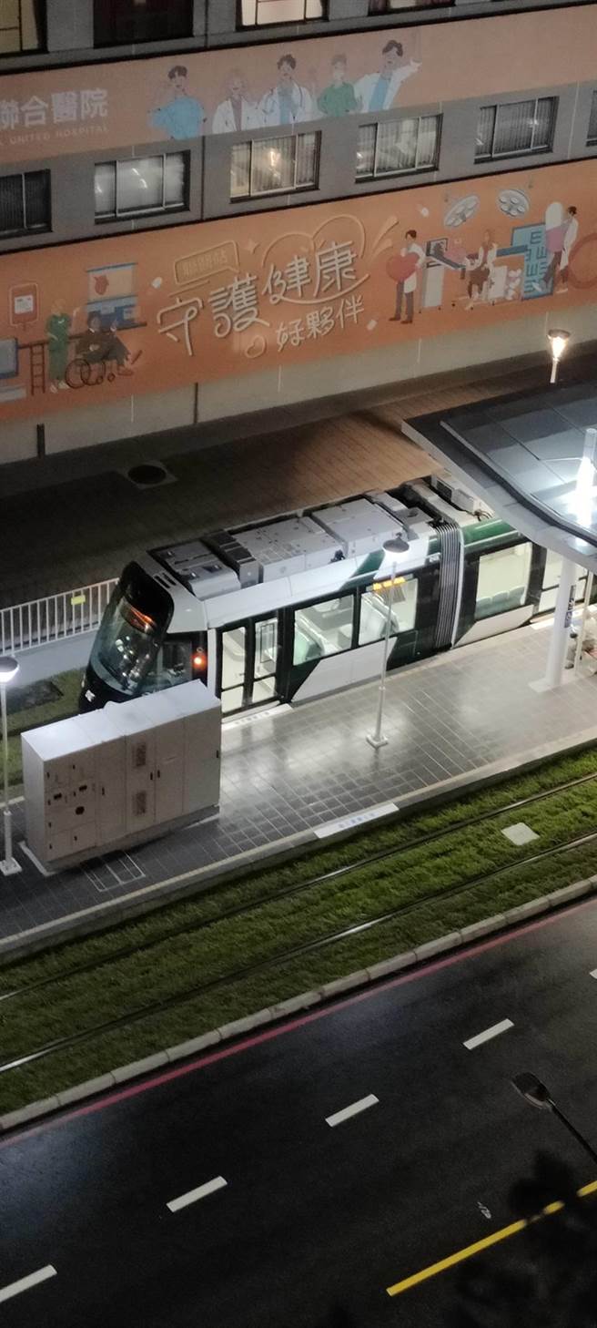 停驶的轻轨。（翻摄照片／崔正纲高雄传真）