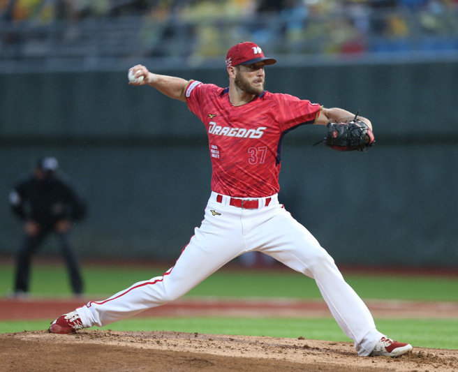 味全龙先发投手钢龙。（陈怡诚摄）