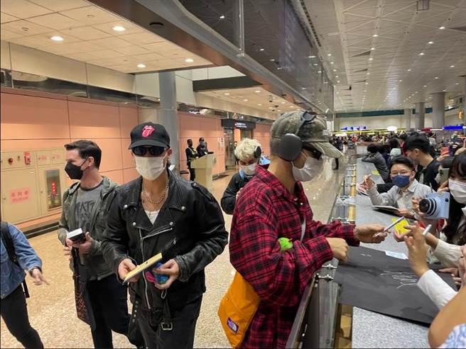 LANY主唱Paul Klein（左）及鼓手Jake Goss今抵台。（環球唱片提供）