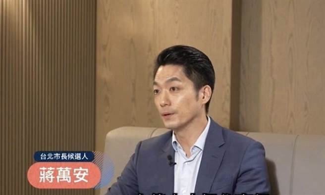 蒋万安痛批，中央流行疫情指挥中心许多制度已经开放，投票应该也要有配套，但他们应该是有政治考量，中选会根本已经「瀆职」。（摘自《下班瀚你聊》网路直播）