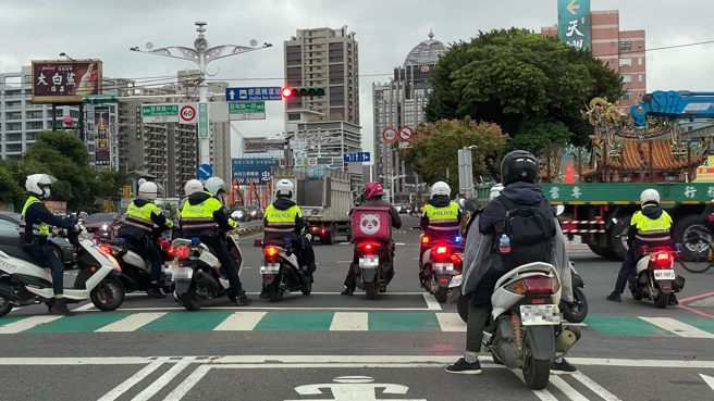  一名外送員正在前方路口待轉等紅燈時，後方陸續來了7輛騎著警用機車的警察。（翻攝自臉書路上觀察學院）