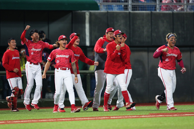 味全龙在中职季后挑战赛第2战击败中信兄弟，也将战线拉长至洲际。（陈怡诚摄）