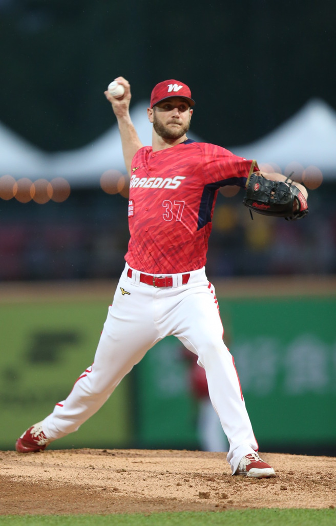 味全龙洋头钢龙。（陈怡诚摄）