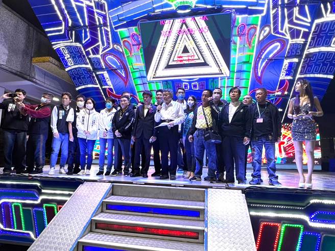 柯文哲帶領黃珊珊、賴香伶和新北市議員候選人等出席全民計程車感恩餐會。（王揚傑攝）