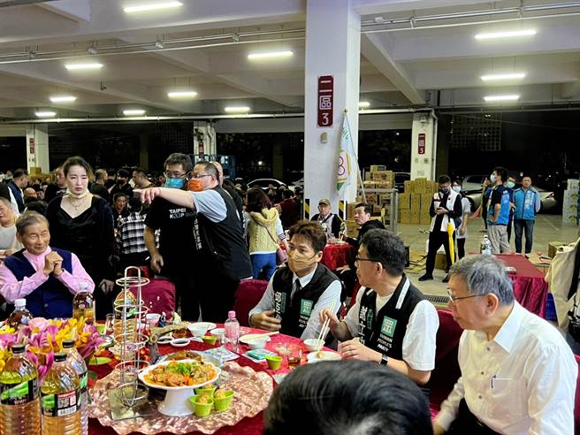 張安樂拱手向柯文哲問候。（王揚傑攝）