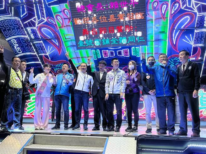 侯友宜率國民黨新北市議員候選人出席全民計程車感恩餐會。（王揚傑攝）