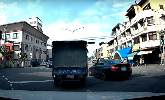 驾驶发现前方有辆BMW车併排要「抢左转」，下一秒却看见BMW轿车遭警拦下，开心的不断欢呼。（翻摄自YouTube频道「WoWtchout - 地图型行车影像分享平台」）