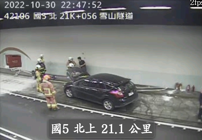 国道5号雪隧惊传火烧车，南北双向车道封闭。（翻摄自脸书宜兰知识+）