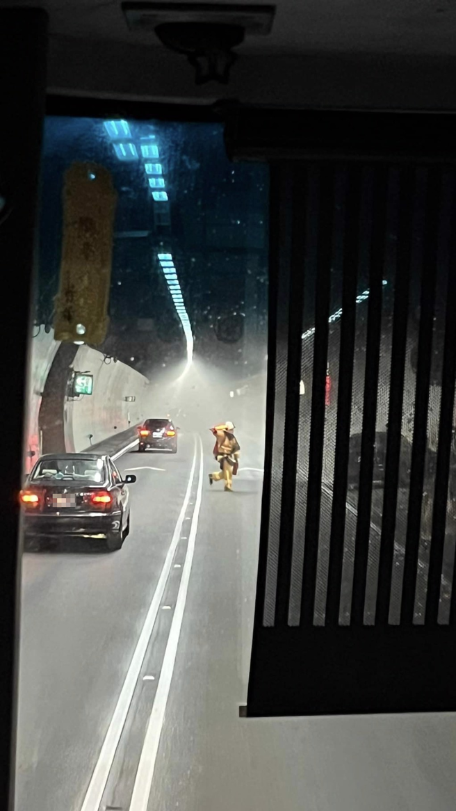国道5号雪隧惊传火烧车，南北双向车道封闭。（翻摄自脸书宜兰知识+）