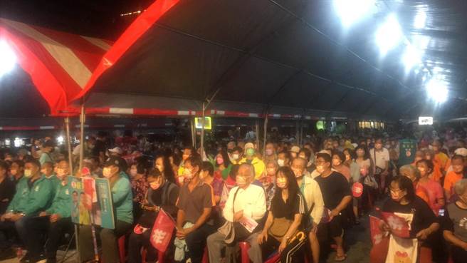 高雄市长陈其迈还未到，台下就有许多支持者。（崔正纲摄）