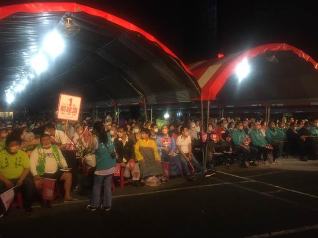 高雄市长陈其迈还未到，台下就有许多支持者。（崔正纲摄）