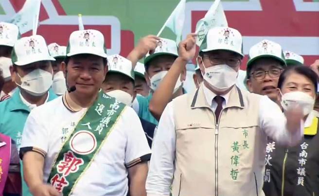 台南市议长郭信良认为，「本是同根生，相煎何太急？」图为郭信良在竞选总部成立大会与市长黄伟哲同框。（郭信良团队提供／洪荣志台南传真）