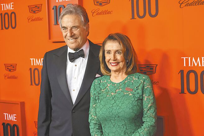 美國眾議院議長南希．裴洛西（右）的丈夫保羅（左）28日在舊金山家中遇襲，導致頭骨破裂。（美聯社）