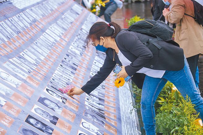 白色恐怖受難者團體「台灣地區政治受難人互助會」29日悼念白色恐怖時期被刑殺的政治受難者。圖為民眾前來獻花悼念。（羅永銘攝）