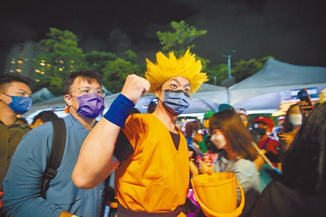 国民党台北市长候选人蒋万安（中）29日晚间装扮成「超级塞亚人」出席「天母搞什么鬼万圣节嘉年华」活动，造型令人惊艳。（张铠乙摄）