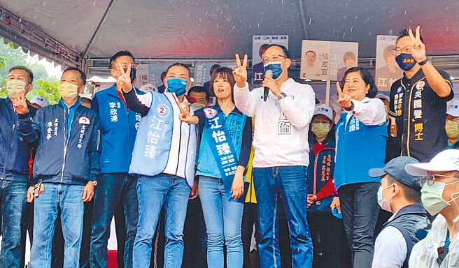 新北市長侯友宜（左四）與國民黨主席朱立倫（左六）昨日一同為新北市議員江宜臻站台。（葉德正攝）